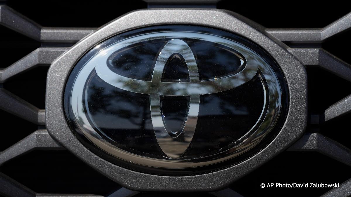 Toyota не планирует возобновлять продажи новых автомобилей в РФ однако продолжает поставлять запчасти для ранее проданных машин Об этом проекту РБК Autonews сообщили в европейском подразделении компании Подпишись на ТАСС Москва