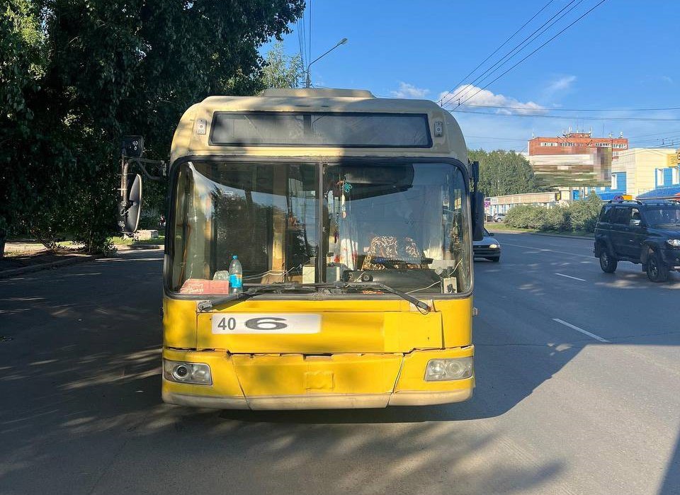 Ближе к вечеру 7 июля в одном из томских троллейбусов во время движения упала 77-летняя пассажирка. ДТП случилось примерно в 16:55. По предварительным данным, водитель неустановленного автомобиля при перестроении не убедился в безопасности маневра и создал помеху для троллейбуса. 32-летняя водитель троллейбуса «АКСМ 321» резко затормозила, в момент торможения в салоне общественного транспорта упала пенсионерка. Подробнее – на Бабре #томск