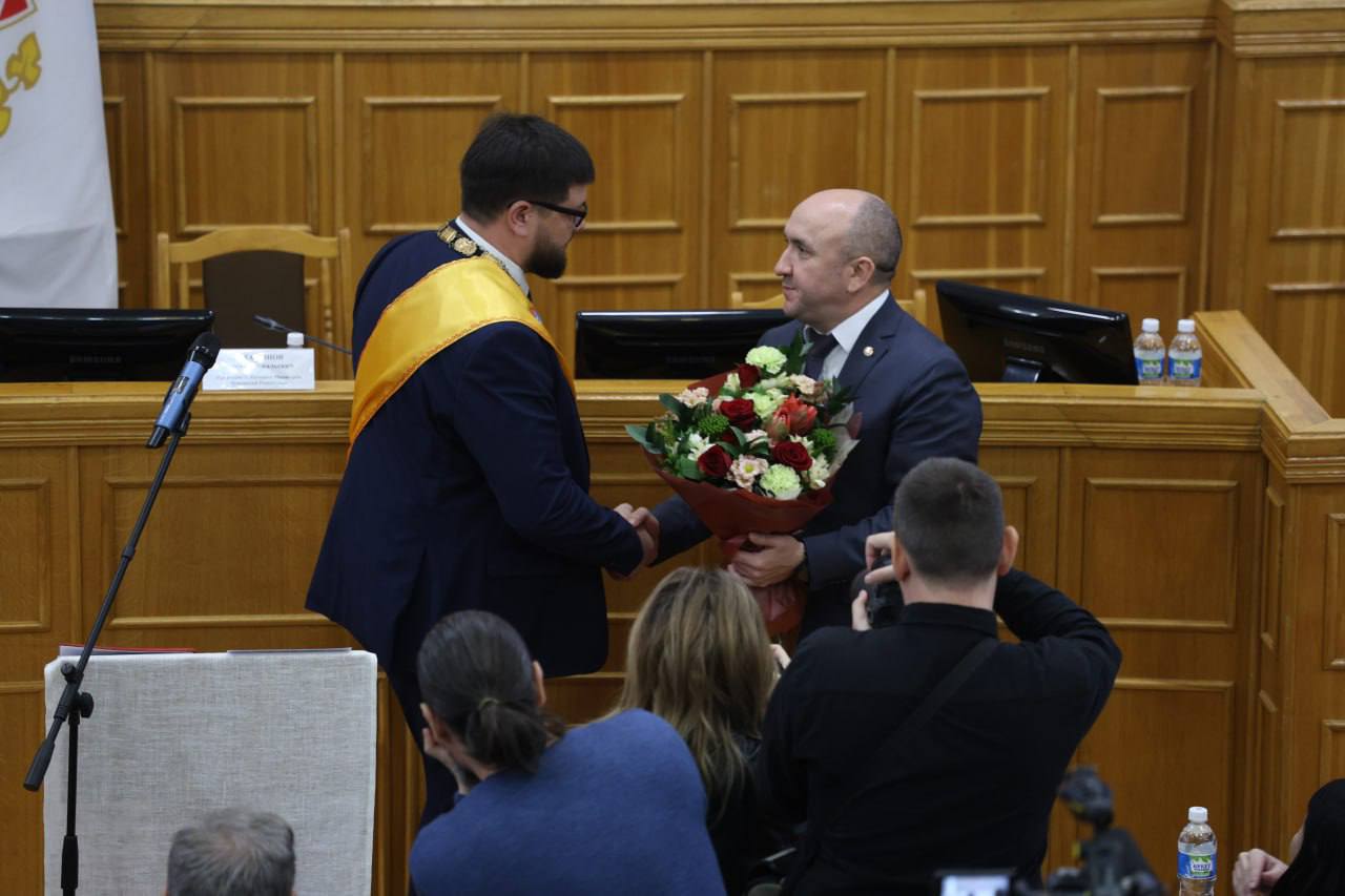 Сегодня 12 декабря 2025 года на внеочередном заседании депутатов Чебоксарского городского Собрания депутатов был избран глава столицы Чувашии Им стал Станислав Трофимов На 4 м внеочередном заседании ЧГСД депутаты поддержали кандидатуру Станислава Трофимова на пост главы Чебоксар Народные избранники выбирали из двух кандидатов Вторым претендентом на пост главы столицы Чувашии был директор МБУ Управление жилфондом Чебоксар Андрей Шестаков Станислав Трофимов временно исполнял полномочия главы Чебоксар с августа 2025 года после ухода с должности главы Ядринского муниципального округа