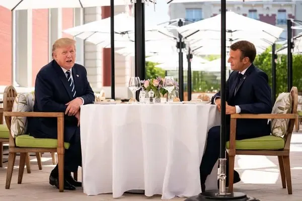 Трамп в июне примет участие во встрече лидеров G7 во Франции передает издание Axios со ссылкой на Белый дом По информации издания американский лидер хочет обсудить привязку американской помощи к торговым вопросам продвижение американских инструментов ИИ снижение зависимости от критически важных минералов из КНР борьбу с наркотрафиком и нелегальной миграцией продвижение американского экспорта