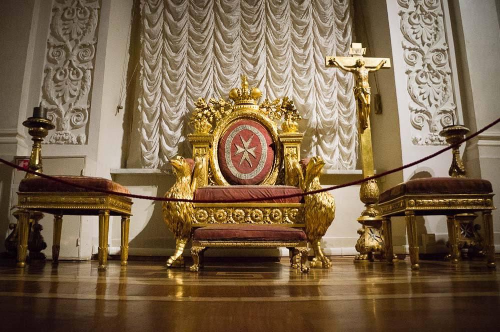 Петербуржец сел не на тот стул и получил штраф в 800 тысяч рублей Посетитель Эрмитажа не обратил внимание на предупреждающие таблички и сел на трон магистра Мальтийского ордена 18 века Из за этого экспонат получил деформацию сиденья разрыв бархатной обивки и подножной скамьи True Питер