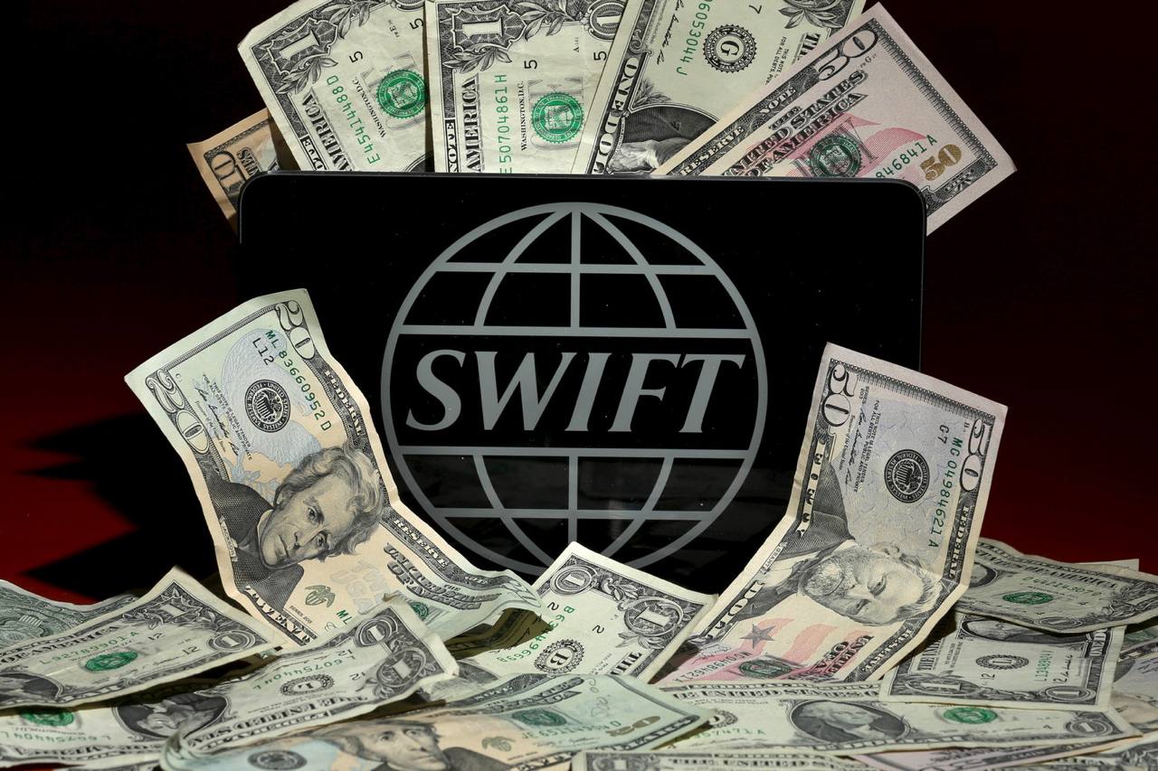 По данным SWIFT, доля доллара в международных платежах выросла до максимума за 12 лет - 49.1%. Доля евро упала до минимального за десятилетие уровня в 21%. Доля юаня выросла до 5% с 2%.  Акула Бизнеса