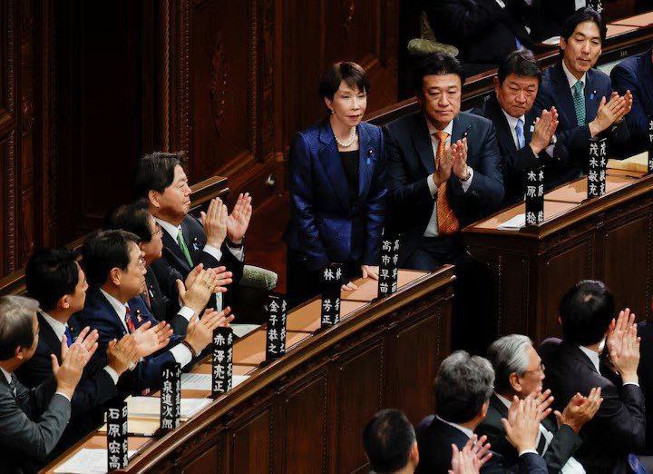 Японский парламент провел внутренние выборы вотум доверия премьер министра Санаэ Такаити после подавляющей победы на выборах своей партии получила нужное число голосов Более того теперь Такаити рекордсмен по количеству голосов необходимых для победы в выборах премьера 354 Прошлый рекорд принадлежал Дзюнъитиро Коидзуми в 2005 году тогда он набрал 340 голосов