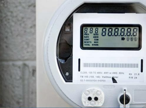 Президент Кыргызстана Садыр Жапаров раскритиковал инициативу Министерства энергетики предложившего населению перейти на безлимитный тариф на электроэнергию и потребовал немедленно отменить применение данной опции По словам главы государства предложение недопустимо в условиях дефицита энергоресурсов и может спровоцировать социальную напряжённость Ранее представители компании Национальные электрические сети Кыргызстана заявили что по всей республике в часы пик мощность подачи электроэнергии временно снизится с 5 до 3 киловатт из за перегрузки трансформаторных подстанций в отопительный сезон особенно в новостройках и регионах Ограничения по их словам продлятся до марта 2026 года В связи с этим потребителям предлагалось подключиться к безлимитному тарифу опции предусматривающей повышенную мощность электроснабжения но и более высокую оплату 3 81 сома 0 044 за киловатт час против действующих 1 37 2 6 сома 0 016 0 030 Подробнее на нашем сайте Актуальные новости из Центральной Азии fergananews