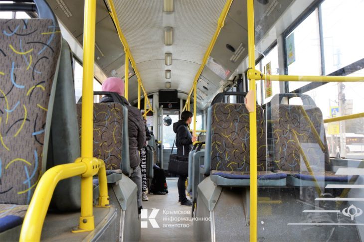 В Крыму с апреля начнут работу транспортные карты с новыми функциями Как рассказал корреспонденту Крымского информационного агентства министр транспорта Республики Крым Арсений Козловский первые итоги запуска транспортной карты показали высокий интерес к новой модели Пилотная партия из тысячи карт была полностью раскуплена уже 1 февраля В целом люди отзываются о системе положительно Отказ от наличных связан прежде всего с концентрацией водителя на дороге Теперь водителю не нужно отвлекаться на поиск размена Это вопрос безопасности дорожного движения Кроме того транспортная карта удобна для детей она минимизирует риск потери наличных и их нецелевого расходования отметил министр По его словам систему ждёт глобальная доработка Следующий этап намечен на апрель Именно тогда Подробнее