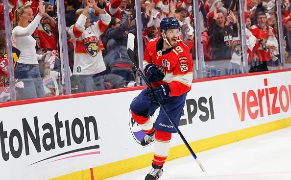 Одноклубник Бобровского назвал невероятной драку вратарей в НХЛ Форвард Флорида Пантерс Мэттью Ткачук прокомментировал драку российского вратаря команды Сергея Бобровского с голкипером Сан Хосе Шаркс Алексом Недельковичем в матче НХЛ Я не мог в это поверить Когда лучший вратарь в мире делает такое это просто невероятно Мы знаем как много он значит для нашей команды Думаю он просто добавил еще один элемент в свою игру заявил Ткачук Getty Images Подписаться на РБК Спорт