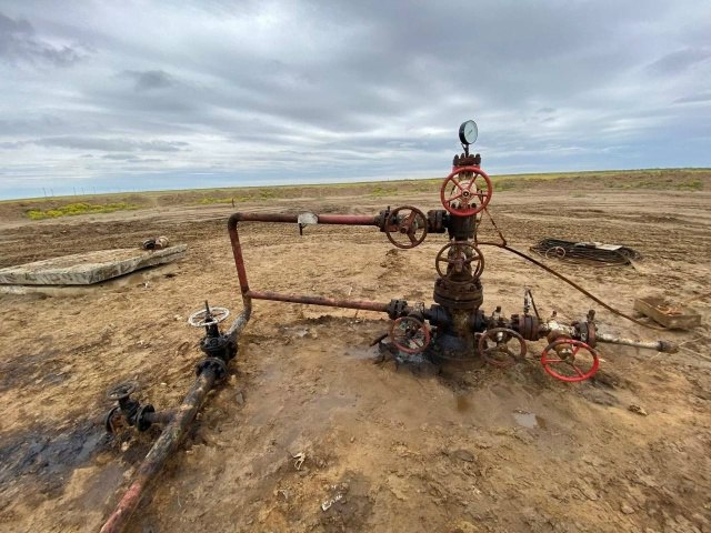 Нефтяная компания в Калмыкии нанесла ущерб почвам на 1 4 млн рублей Нижне Волжское межрегиональное управление Росприроднадзора по итогам плановой проверки выявило загрязнение почв на месторождениях ЗАО Ильменскнефть в республике Калмыкия сообщает ИА Бумба Лабораторный анализ отобранных проб почвы подтвердил факт загрязнения земель на трех месторождениях общей площадью 145 квадратных метров Рассчитанный специалистами ведомства экологический ущерб составил 1 156 369 рублей Кроме того за допущенные нарушения на компанию и должностное лицо был наложен административный штраф в размере 250 тысяч рублей Южная служба новостей