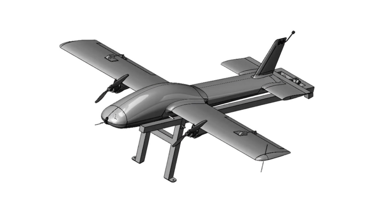 БАС Самолетного типа Выставки Россия Ростех покажет линейку гражданских многоцелевых БАС Lightning на UMEX и SimTEX 2026 в ОАЭ В линейке многоцелевых беспилотников разработанных в госкорпорации три модели аппаратов самолетного типа Lightning 2 Lightning P и Lightning R Беспилотник Lightning 2 предназначен для доставки малых грузов и медицинских препаратов оценки обстановки в чрезвычайных ситуациях а также для практического обучения операторов Дрон способен переносить груз весом до 6 кг при этом его дальнодействие достигает почти 50 километров Система Lightning P предназначена для мониторинга контроля и обследования местности Аппарат обладает максимальной скоростью полета из всей линейки до 270 км ч Комплекс Lightning R создан для многоцелевого мониторинга днем и ночью в различных климатических условиях Он оснащен видеокамерой с 30 кратным гибридным зумом на гироскопическом подвесе что позволяет вести наблюдение при маневрировании Особенности конструкции новой линейки дронов Lightning Госкорпорации Ростех позволяют обеспечить их простоту и массовость производства при невысокой стоимости Универсальность комплексов позволяет быстро и эффективно модернизировать их под конкретные задачи и условия применения Мы ожидаем высокий интерес к этим аппаратам со стороны потенциальных заказчиков рассказали в Ростехе Международная выставка беспилотных систем UMEX and SimTEX 2026 пройдет в Абу Даби с 20 по 22 января Площадка объединит глобальных лидеров в области разработки и применения беспилотных и автономных технологий ProUAV изображение пресс службы Ростех