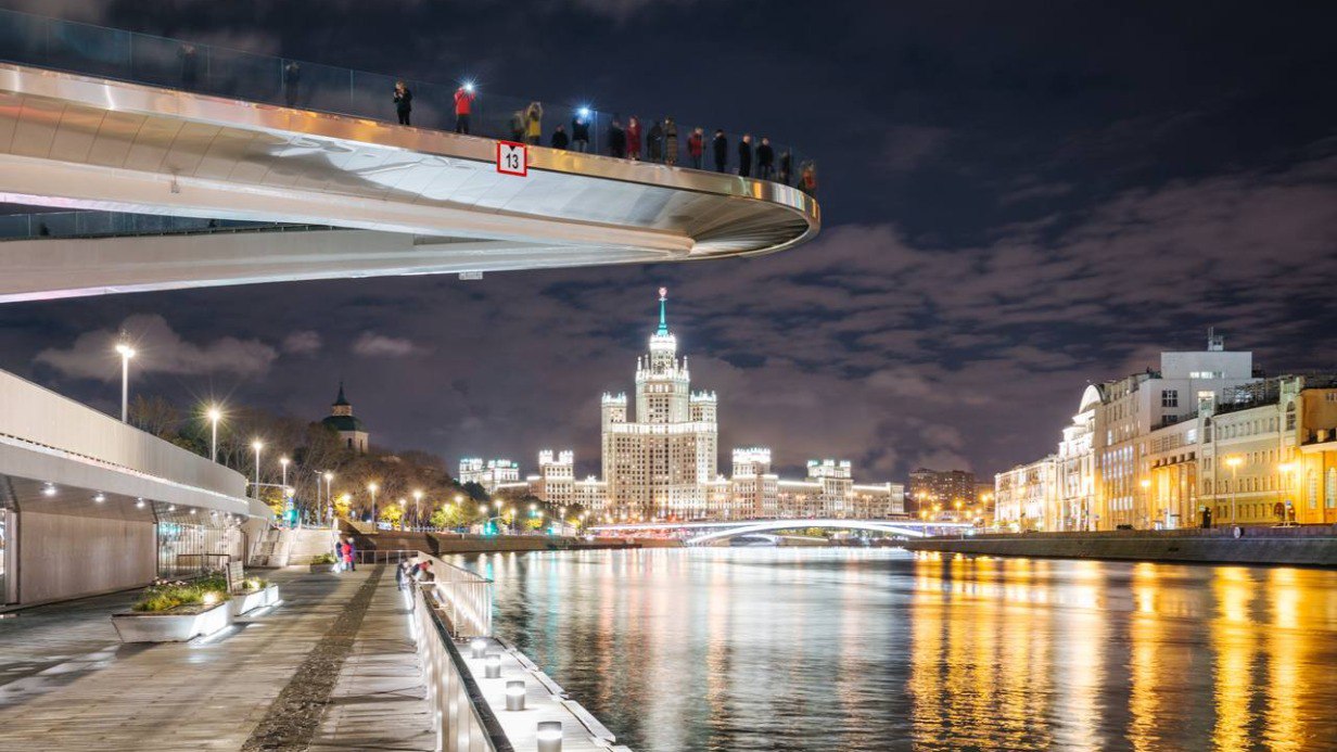 Уличное освещение в столице перевели на летний режим работы.  Когда освещенность достигает нужного уровня, включается свет, а в случае пасмурной погоды диспетчер может включить освещение раньше.  Архитектурная подсветка зданий включается вместе с уличным освещением, но выключается поэтапно: жилые дома — в 23:00, административные здания — в полночь, метро — в 1:00, мосты — в 3:00.