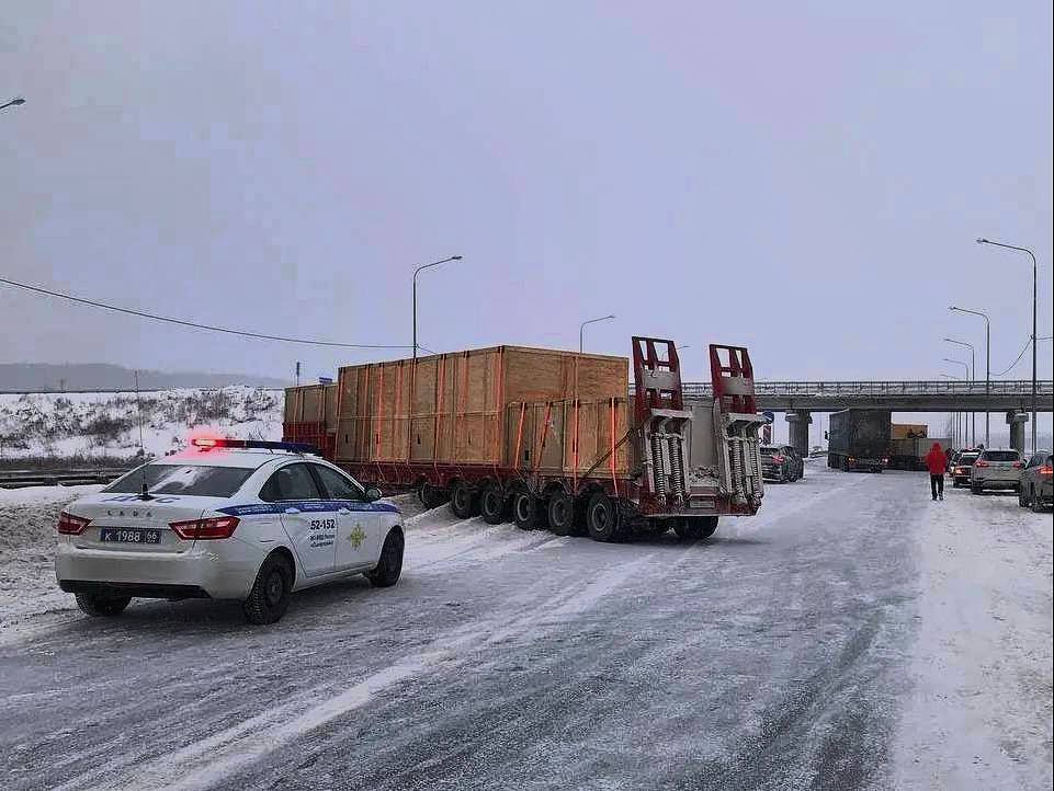 В непогоду не обходится без затруднений на дорогах Пробка в Сысертском районе водители двух грузовиков выбрали небезопасную для дорожных условий скорость не справились с управлением Машины развернуло дорожное полотно перекрыто Движение в направлении Екатеринбурга полностью перекрыто для объезда организован маршрут через Патруши ГИБДД