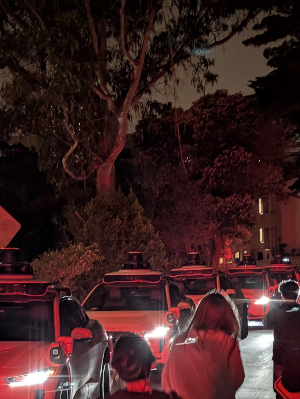 В Сан Франциско пранкер вызвал 50 беспилотных такси Waymo на одну улицу Как итог сервис лег за 10 минут приём заказов отключили до утра а в центре образовалась пробка Подписывайся на ГлавХак YouFast VPN AML бот Шерлок