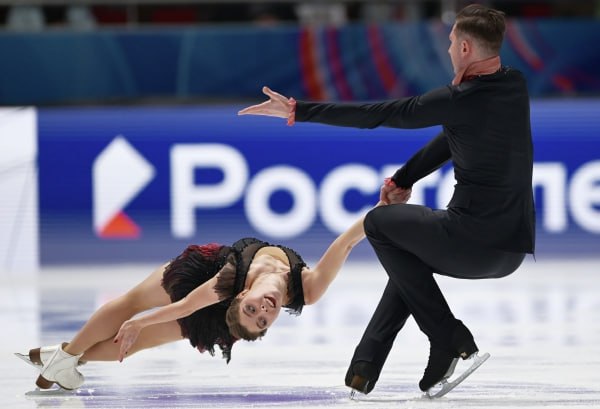 Анастасия Мишина и Александр Галлямов выиграли короткую программу на чемпионате России по фигурному катанию Спортсмены набрали 79 03 балла Следом за Мишиной и Галлямовым в соревнованиях спортивных пар расположились Александра Бойкова и Дмитрий Козловский 77 42 третью позицию занимают Елизавета Осокина и Артём Грицаенко 70 81 Произвольную программу фигуристы представят в субботу 20 числа Чемпионат России проходит в Санкт Петербурге и завершится 22 декабря Подписаться на Говорит Москва Telegram VK MAX