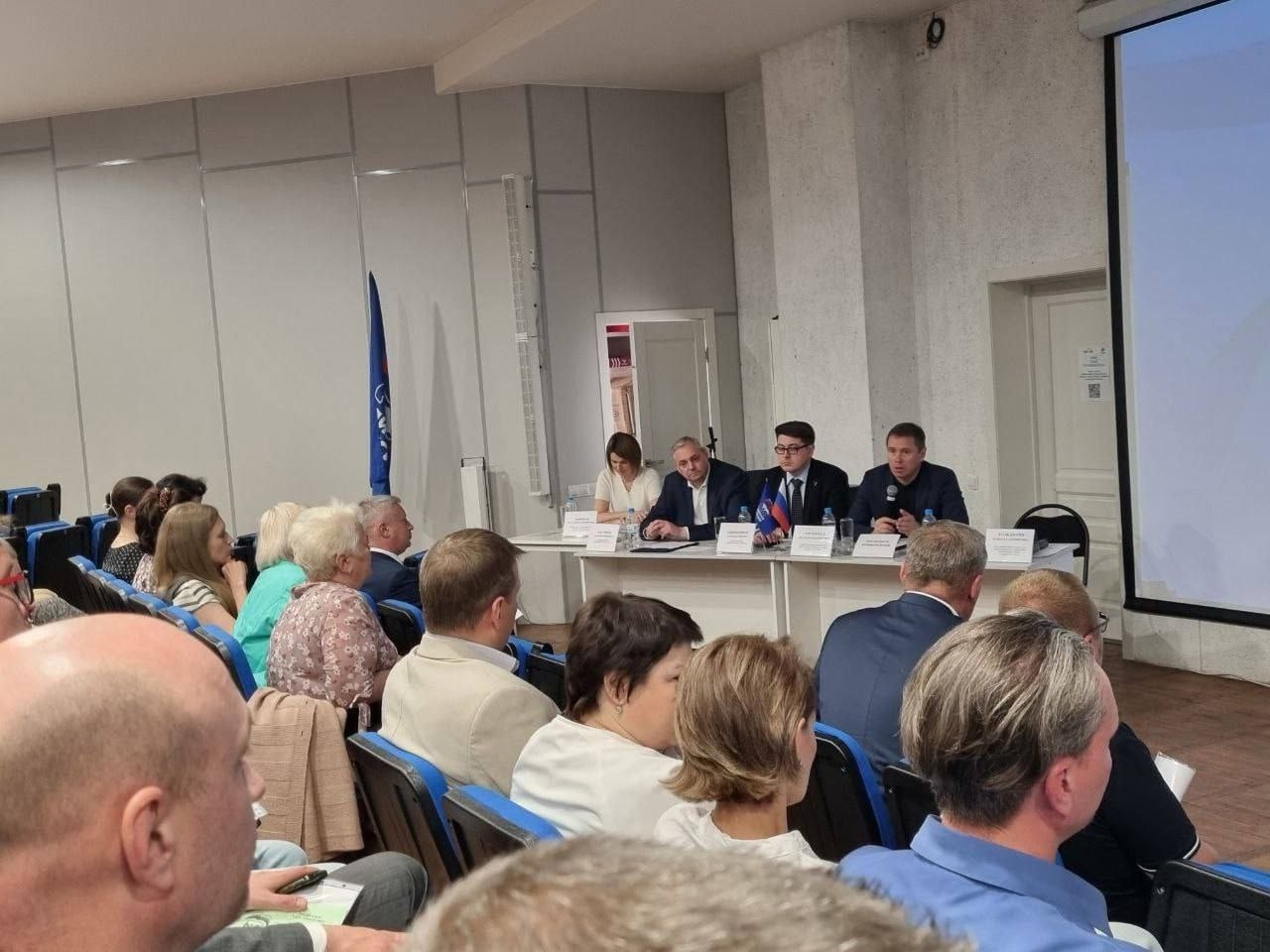 В Северодвинске состоялась конференция местного отделения партии «Единая Россия»    Секретарь Северодвинского отделения Игорь Арсентьев подвел итоги работы органов власти в Архангельской области за прошедшие 5 лет, а депутат областного собрания Игорь Годзиш подробно рассказал о реализации и развитии ключевых региональных проектов.  Со своей стороны обозначил приоритеты реализации Народной программы Единой России, которая стала основой для национальных проектов и государственных программ. Благодаря поддержке губернатора Александра Витальевича Цыбульского были заложены необходимые средства на их реализацию в регионе.  Сегодня перед партией стоит важная задача по обеспечению выполнения всех запланированных проектов.  #ЕдинаяРоссия #Северодвинск #Спиридонов