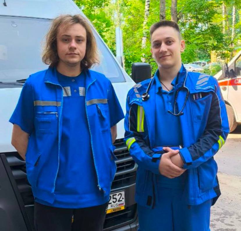 В Нижнем Новгороде врачи скорой помощи спасли жизнь 37-летней женщине с инфарктом миокарда Нижегородка вызвала скорую, жалуясь на давящую боль за грудиной, которая отдавала в руку. В анамнезе у женщины уже были проблемы с сердцем. Прибывшие на вызов медики сделали пациентке ЭКГ и обнаружили нижний инфаркт миокарда. Через несколько минут из-за фибрилляции желудочков женщина потеряла сознание. С помощью дефибриллятора нижегородке восстановили синусовый ритм, она пришла в сознание. Затем пациентку экстренно доставили в больницу им. Семашко, где установили стент в коронарную артерию. Женщине спасли жизнь медики 612-й Приокской подстанции скорой помощи: врач Лапутин И.О., фельдшер Разумов А.А., водитель Павликов А.А. Станция скорой медицинской помощи Нижнего Новгорода Прислать новость