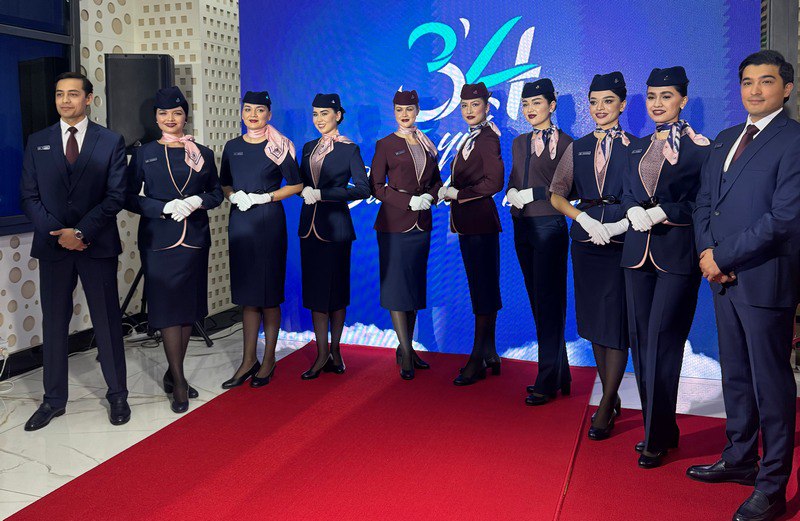 Uzbekistan Airways планирует получить два A321neo и открыть пять международных рейсов в 2026 году Uzbekistan Airways одна из крупнейших групп авиакомпаний в регионе Центральная Азия Кавказ Каспий планирует пополнить флот как минимум двумя новыми самолетами Airbus A321neo запустить минимум пять новых международных направлений и перейти на новую форму летных экипажей в 2026 году Об этом национальный перевозчик Узбекистана объявил сегодня на мероприятии в Ташкенте посвященной своему 34 летию Авиакомпания планирует приступить к вводу в эксплуатацию новых самолетов Airbus A321neo с улучшенным салоном Airspace Premium доступом к интернету и обновленной системой развлечений на борту В этом году ожидается прибытие двух таких ВС подтвердили в Uzbekistan Airways Ранее авиаперевозчик подписал договор лизинга на 2 A321neo с японской компанией SMBC Aviation Capital а также достиг договоренности о получении двух таких ВС в лизинг от китайской компании CALC все с поставкой в этом году Лизинговые компании заказали эти самолеты напрямую у Airbus и их поставки в Узбекистан будут зависеть от способности европейского авиастроителя произвести их в срок Также возможно Uzbekistan Airways сможет восстановить до летного состояния еще один широкофюзеляжный Boeing 767 не выполнявший полеты несколько лет В ближайших планах по развитию международной маршрутной сети авиакомпании запуск регулярных рейсов из Ташкента в Варшаву Польша Гуанчжоу и Шэньчжэнь оба КНР Атырау Казахстан а также открытие нового сообщения из Намангана в Дели Шагом в укреплении бренда Uzbekistan Airways стало начало внедрения новой форменной одежды для бортпроводников Новая концепция призвана не только подчеркнуть современный и элегантный имидж авиакомпании но и обеспечить максимальный комфорт персонала в любых климатических условиях пояснили в компании Узбекские дизайнеры из Molto Caldo выбрали цветовую палитру на основе глубокого темно синего и бордового цветах в сочетании с нежным акцентом пыльная роза Форма бригадиров выполнена в бордовом цвете что позволяет пассажирам идентифицировать старшего члена экипажа на борту В элементах отделки деликатно использован национальный орнамент ислими По итогам прошлого года группа Uzbekistan Airways увеличила количество перевезенных пассажиров на 6 5 до 6 612 млн человек Фото Uzbekistan Airways Подписаться на CentralAsiaPlusAero