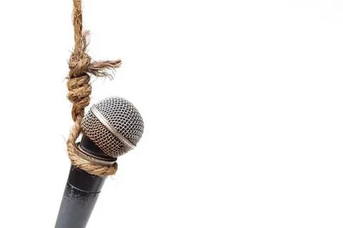 Га-га-га! СНБО Украины потребовала от ряда западных сервисов, таких как Apple Music, Spotify и YouTube, заблокировать на своих площадках песни более 500 российских музыкантов. Таким образом они хотят лишить их монетизации и вообще доходов. К тому что Украина неровно дышит в адрес российской музыки, все давно привыкли, но забавно, что в списке оказалось огромное количество имен тех артистов, которые скакали за Украину. В частности там числятся певица Манижа, группы «Мумий Троль», «Кровосток», Little Big, а еще Земфира, Noize MC, Монеточка, Моргенштерн, Оксимирон, Даня Милохин. Список можно продолжать долго. Есть там и исполнители из Беларуси, которые отметились аналогичными симпатиями - Макс Корж, «Серебряная свадьба», «Молчат дома» и другие. Раньше была кровь из ушей, теперь еще и из глаз. Хотя ничего неожиданного - Украина всегда кинет. Список - тут. Прислать новость