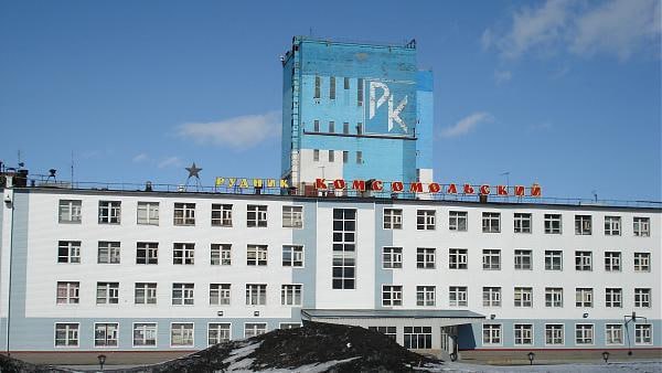 Рабочий погиб на руднике «Норникеля» 24-летний машинист конвейера погиб на руднике «Комсомольский». Тело мужчины обнаружили сегодня в 18 часов на горизонте минус 720 метров, пишет ТАСС со ссылкой на представителя Заполярного филиала компании и краевую прокуратуру. СК организовал проверку, на место выехала группа следователей. Это Борус