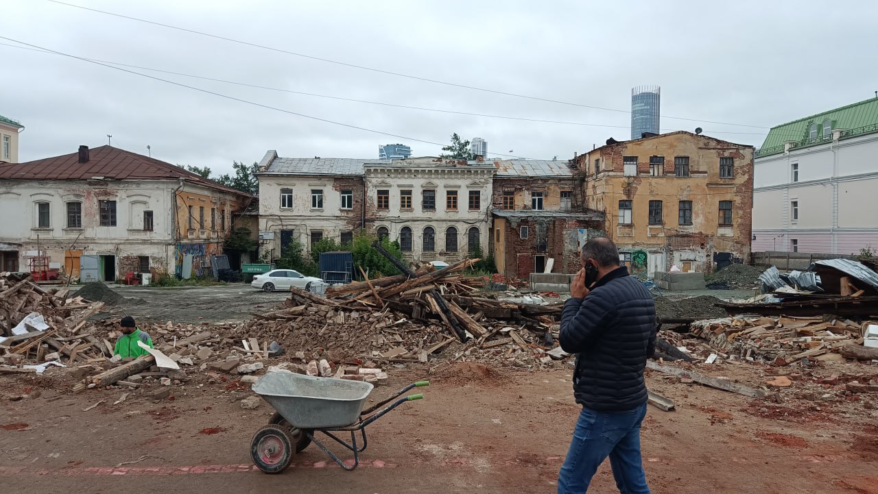 Напротив Литературного квартала сносят здания бывшей золотосплавочной лаборатории  «Брусника» начала разбирать старые постройки. В компании утверждают, что они не представляют исторической ценности:  «Единая штукатурка могла создать впечатление, что поздние советские пристрои составляют ансамбль с действительно ценными зданиями. Но это не так. А в наименовании их старинными больше спекуляции, чем правды».  Всего снесут четыре постройки со стороны улицы Пролетарская. Часть из них находилась в аварийном состоянии. На их месте девелопер возведет новый квартал. Он будет состоять из отеля, музея золота, дома на 37 квартир, а также винотеки и бара.     Новости из Екатеринбурга