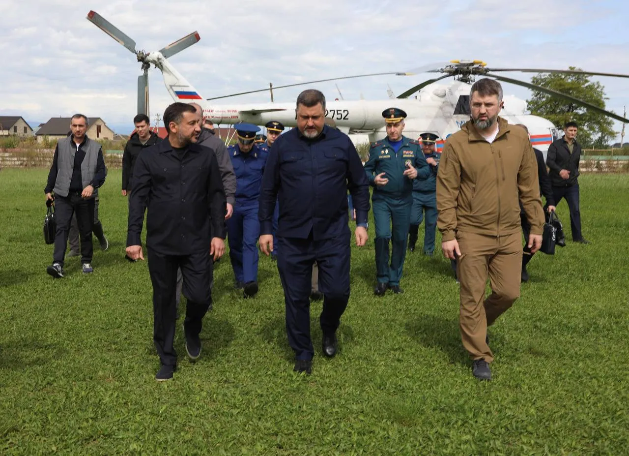 Щукин посетил Дербентский район и пообещал помочь каждому пострадавшему от паводка Врио главы Дагестана вместе с замгенпрокурора России Сергеем Бажутовым и премьер министром Магомедом Рамазановым осмотрел затопленные улицы Мамедкалы В местной школе искусств развернут штаб где помогают с выплатами и переездом Помощь окажем каждому Никто не останется без внимания заявил Щукин на встрече с жителями Сразу после поездки началось заседание оперштаба