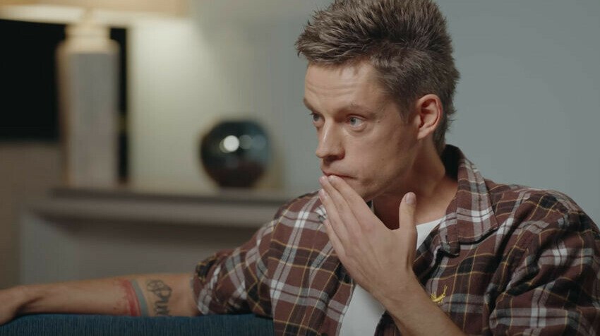 Суд ужесточил приговор Юрию Дудю Суд ужесточил приговор Юрию Дудю помимо заочного срока ему запретили администрировать сайты и соцсети передает ArbatMedia Приговор блогеру усилили после апелляционного представления прокурора К ранее назначенному заочному лишению свободы сроком на 1 год и 10 месяцев добавлен запрет на определённую деятельность Суд постановил на три года лишить Дудя права заниматься администрированием интернет ресурсов и страниц в социальных сетях Основанием для уголовного дела стало неисполнение обязанностей предусмотренных статусом иностранного агента Ранее суд уже признал блогера виновным и назначил наказание в виде колонии заочно Новое решение фактически расширяет ограничения на его профессиональную деятельность в интернете Отметим что Дудь уже долгое время не живет в России поэтому все приговоры заочные Прислать новость