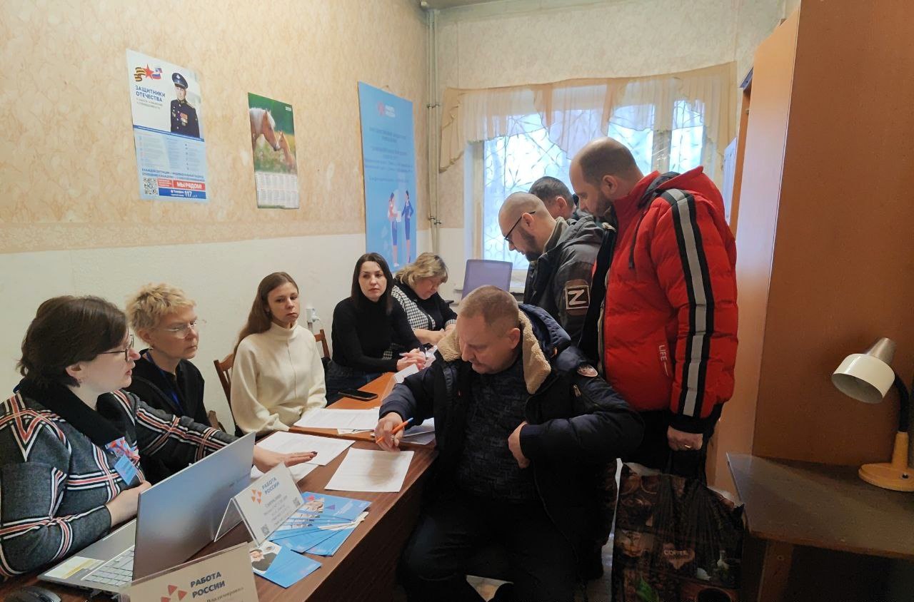 В Донецке прошла ярмарка вакансий для ветеранов СВО В Донецке состоялась специализированная ярмарка вакансий призванная помочь тем кто участвовал в специальной военной операции найти свое место на рынке труда Мероприятие организованное Донецким отделением филиала фонда Защитники Отечества при содействии Службы занятости населения объединило ветеранов СВО из разных районов города Участникам предоставили возможность ознакомиться с разнообразными предложениями от местных работодателей которые учитывали их профессиональные навыки и потребности В ходе ярмарки около двадцати пяти соискателей получили подробную информацию о вакансиях представленных ведущими предприятиями региона Посетители смогли не только изучить актуальные предложения но и задать вопросы касающиеся условий труда графика работы а также перспектив карьерного роста и повышения квалификации Социальные координаторы фонда обеспечили консультационную помощь помогая ветеранам сделать осознанный выбор и получить необходимую поддержку  В результате встречи 10 ветеранов выразили заинтересованность в предложенных вакансиях и успешно зарегистрировались на Единой цифровой платформе Работа России ВАРМСУ СМО ДНР Подписывайтесь ВАРМСУ СМО ДНР Подписывайтесь
