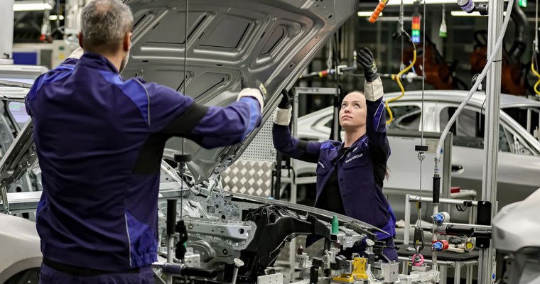 Минус 50 000 рабочих мест за год автоиндустрия Германии продолжает терять кадры По данным консалтинговой фирмы EY Ernst Young за год немецкий автопром потерял около 51 500 рабочих мест это примерно 6 7 от общего числа занятых в отрасли