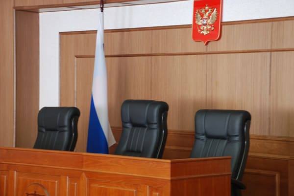 Сын экс главы Верховного суда Адыгеи Трахова уволился с должности судьи Квалификационная коллегия судей Краснодарского края удовлетворила заявление об отставке судьи Прикубанского райсуда Краснодара Рустема Трахова Рустем Трахов сын бывшего председателя Верховного суда Адыгеи Аслана Трахова Трахов младший работал судьей с 2013 года в 2018 году возглавил Прикубанский райсуд Краснодара в 2024 году перешел на должность рядового судьи Отец и сын Траховы вместе с другими родственниками стали ответчиками по иску Генпрокуратуры об изъятии имущества приобретенного с нарушением антикоррупционного законодательства 16 сентября Волжский горсуд удовлетворил требования надзорного ведомства обратив в доход РФ активы семьи Траховых общей стоимостью свыше 13 млрд руб Ответчики согласились с требованиями прокуратуры признав что использовали служебное положение в личных целях Будут ли судить самих бывших судей Траховых пока не уточняется Подпишись на наш канал в Telegram MAX