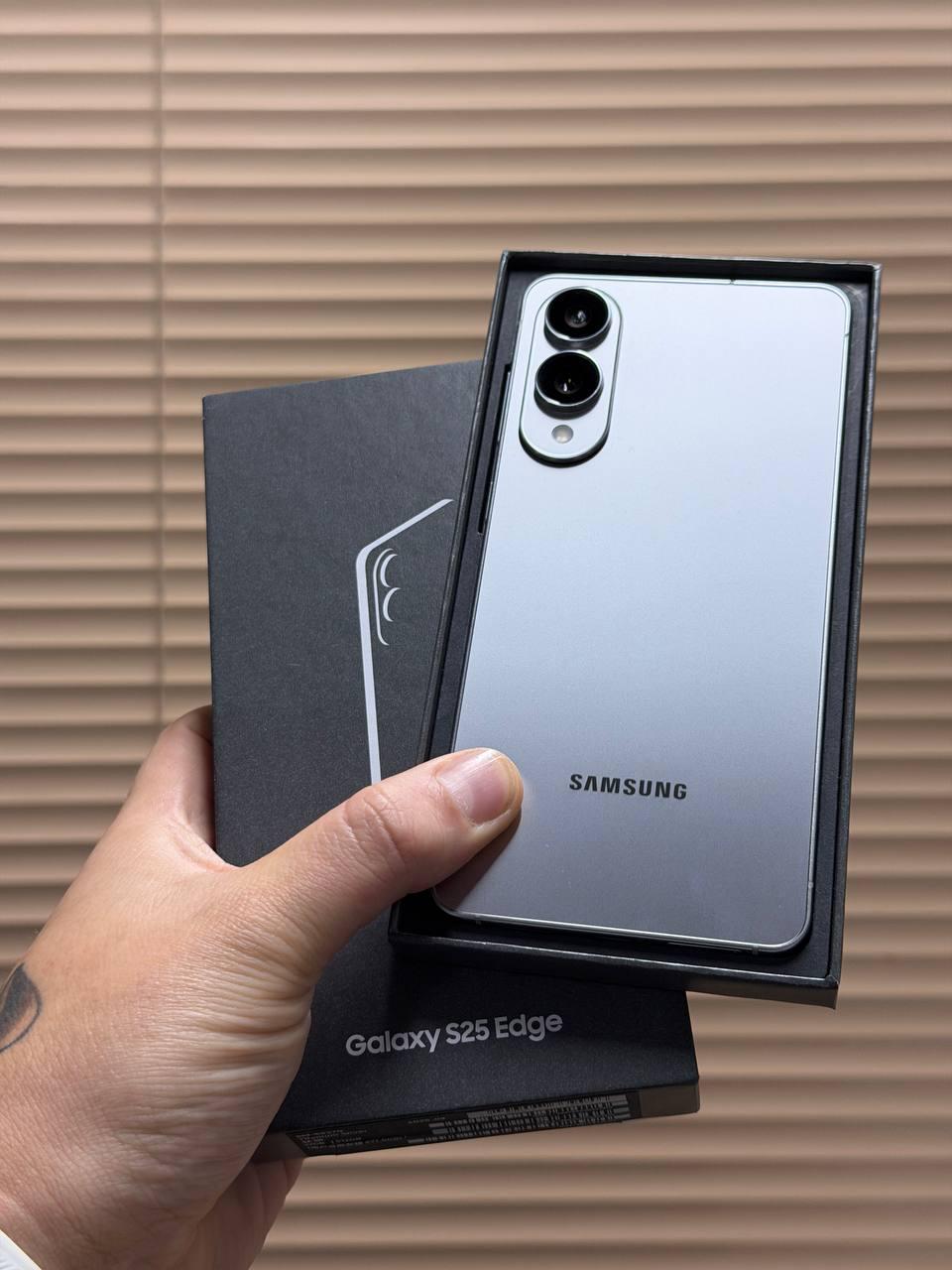 Samsung закрыла линейку Edge Согласно инсайдерской информации компания уже уведомила сотрудников что S26 Edge не будет а на презентации покажут обычную плюс и ультра версии Galaxy S26 stupidmadworld