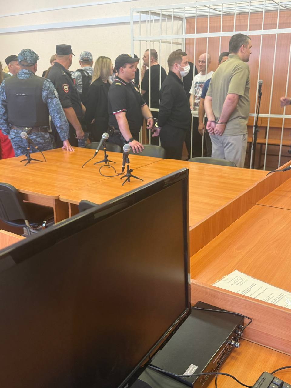 В Омске к лишению свободы приговорены участники преступной группы за обман 42 граждан на 33,9 млн рублей  Куйбышевский районный суд г. Омска вынес приговор по уголовному делу в отношении 12 сотрудников ООО «Бишоп». Они признаны виновными по ч. 4 ст. 159 УК РФ  мошенничество .  В суде установлено, что в 2017 г. двое из осужденных создали организованную группу, куда вовлекли еще 10 своих знакомых. Указанные лица убеждали пенсионеров, безработных граждан и людей с ограниченными возможностями здоровья заключать с ООО «Бишоп» договоры оказания консультационно-информационных услуг по работе на финансовом рынке.   Под предлогом гарантированного получения дохода они предлагали вложить денежные средства, полученные по навязанным кредитным договорам, в торговые счета компании, которая не имела регистрации и лицензии на брокерскую деятельность на территории России.   После нескольких неудачных сделок торговые счета клиентов по убеждению аналитиков компании обнулялись. Фактически вложенные деньги участники группы похитили, обманув таким образом 42 человека на общую сумму более 33,9 млн рублей.  Суд назначил организатору преступной группы наказание в виде 5 лет 6 месяцев лишения свободы, его троим помощникам в должности аналитиков - от 3 лет 6 месяцев до 5 лет 3 месяцев, восьми менеджерам - от 2 лет 6 месяцев до 3 лет лишения свободы.  После оглашения приговора все осужденные, за исключением одной женщины, отбывание наказания которой отсрочено до достижения ее ребенком 14-летнего возраста, были взяты под стражу в зале суда.  Отбывать наказание всем предстоит в исправительной колонии общего режима.   Также суд обязал виновных возместить потерпевшим причиненный материальный ущерб.