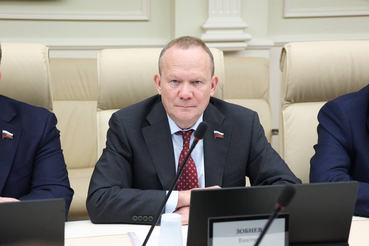 Сенатор от Алтайского края Виктор Зобнев занял пост председателя комитета Совета Федерации по Регламенту и организации парламентской деятельности Виктор Зобнев работает в составе комитета с 2021 года Он возглавляет экспертный совет при комитете по совершенствованию законодательства в сфере защиты прав потребителей и входит в рабочие группы по другим направлениям деятельности К полномочиям комитета относится подготовка норм Регламента Совета Федерации вопросы противодействия коррупции правовые основы государственного контроля надзора и муниципального контроля защита прав потребителей Заместителем председателя Совета Федерации мне поручено взять на контроль ремонт общежития Алтайского государственного аграрного университета Эта работа ведется у нас в крае по итогам протокольного поручения Председателя СФ Валентины Ивановны Матвиенко Поэтому теперь вопрос контроля за ходом ремонта будет в зоне моей ответственности не только как у сенатора от Алтайского края но и как у заместителя председателя Комитета на который возложена в том числе и контрольная надзорная деятельность прокомментировал Виктор Зобнев решение коллег по комитету