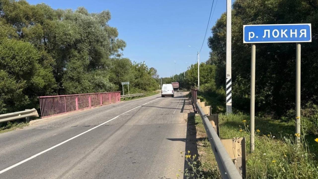 Скоро на целый год перекроют дорогу Калуга Детчино Малоярославец Об этом сегодня вновь сообщил министр транспорта Калужской области Геннадий Орлов Мост через реку Локня в деревне Афанасово Малоярославецкого района будет закрыт с 20 октября нынешнего года по 20 ноября 2026 года В этот период там пройдут ремонтные работы Для обеспечения безопасной и бесперебойной транспортной обстановки организован объезд по временной объездной дороге прокомментировал Орлов Присоединяйтесь к Народу Обнинска