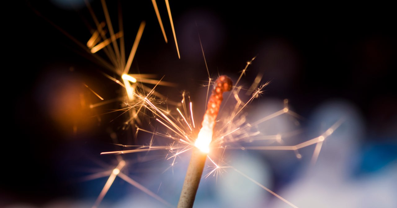 В Адыгее ограничили использование пиротехники Запрет на использование бытовой пиротехники 1 2 и 3 класса продлится до 1 августа 2026 года При этом запрет исключает эксплуатацию бенгальских огней хлопушек и фонтанов холодного огня Freepik