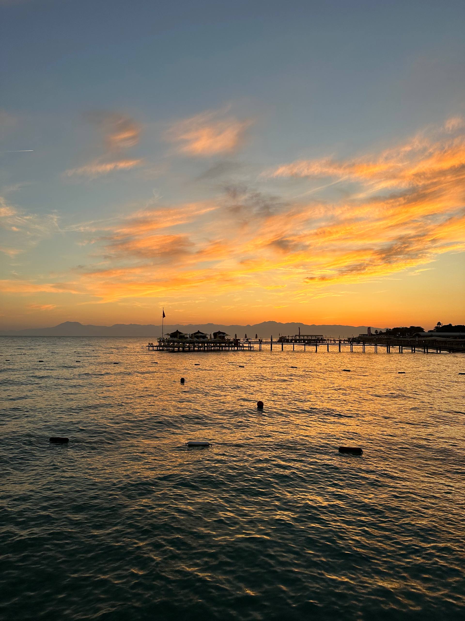 Турецкие власти рассматривают предложения туристического сектора по корректировке системы все включено в курортных отелях Предложение вызывает серьезную обеспокоенность среди российских туристов Эти изменения находятся на стадии обсуждения без кардинальных решений однако для россиян привыкших к этому формату такие нововведения могут повлиять на планирование отдыха Предложения по изменениям Туристический сектор Турции предлагает смягчить систему все включено чтобы стимулировать выход туристов за пределы отелей и поддержать местный бизнес Возможны ограничения по алкоголю переход к национальному меню или частичный отказ от круглосуточного питания как отмечали представители ассоциаций отельеров Власти подчеркивают что полная отмена не планируется но корректировки обсуждаются для повышения качества отдыха В 2025 году Турция приняла около 7 миллионов российских туристов что на 10 11 больше чем в 2024 м с доминированием пляжного отдыха по системе все включено более 90 бронирований россиян Общий турпоток составил свыше 50 миллионов человек где россияне заняли второе место после немцев принеся отрасль около 40 миллиардов долларов Новогодние бронирования от россиян выросли на 10 подтвердив лояльность к формату Риски для российского туриста Изменения могут привести к росту расходов если все включено сузится туристам придется тратить на еду и напитки вне отеля до 30 50 долларов в день на семью Это грозит переориентацией на альтернативы вроде Египта где система сохраняется и потерей 20 30 российского потока как предупреждают отельеры Антальи Для семей с детьми и бюджетных путешественников из России где средний чек на тур 800 1200 долларов на человека это усложнит планирование А какие перспективы Турецкие власти балансируют интересы сохранение конкурентных цен и формата для россиян против давления малого бизнеса Российским туристам стоит мониторить бронирования на лето 2026 го и выбирать отели с подтвержденным все включено чтобы избежать сюрпризов В случае ужесточений спрос на Египет или ОАЭ вырастет но скорее всего Турция останется лидером по цене качеству Вестник Кавказа Подписаться