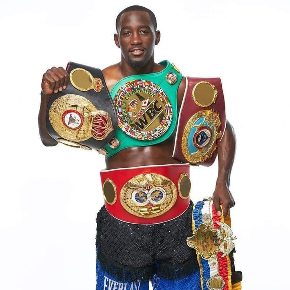 Непобежденный боксер Теренс Кроуфорд завершил карьеру 38 летний американец провел 42 боя в которых одержал 42 победы 31 нокаутом Кроуфорд первый боксер в истории ставший абсолютным чемпионом мира в трех весовых категориях в эру четырех поясов Всего он обладал чемпионскими титулами в пяти весовых категориях Подписывайтесь на РИА Новости Спорт в MAX