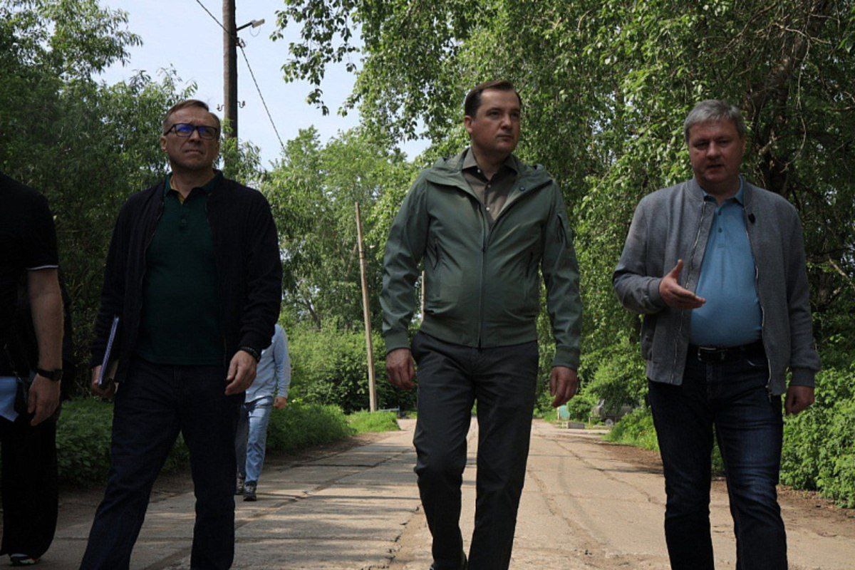 Александр Цыбульский и Дмитрий Морев обсудили перспективные направления в развитии Кегострова Во время рабочего посещения Кего – одной из островных территорий Архангельска – губернатор Архангельской области Александр Цыбульский и глава города Дмитрий Морев осмотрели инфраструктурные и туристические объекты, благоустроенные общественные территории, а также прошли по улочкам населенного пункта, обсудив ключевые векторы, по которым в ближайшее время может выстраиваться развитие острова.
