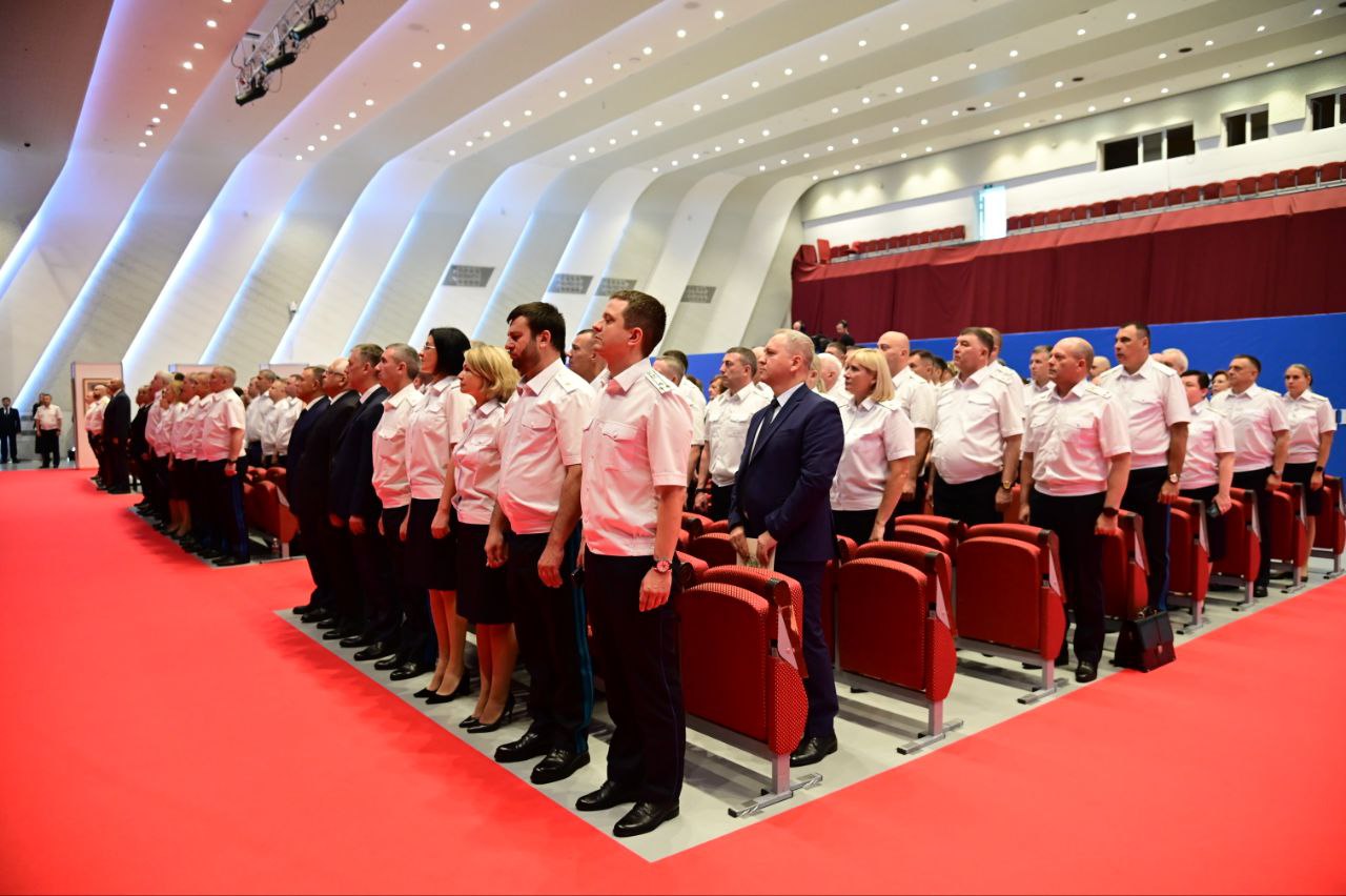 ФССП России подвела итоги деятельности за 1-е полугодие 2025 года В Красноярске состоялось заседание коллегии ФССП России. Открыл его директор Федеральной службы судебных приставов Дмитрий Аристов. В ходе заседания об эффективном межведомственном взаимодействии со Службой судебных приставов рассказали глава региона Михаил Котюков и гендиректор судебного департамента при Верховном суде РФ Владислав Иванов. Дмитрий Аристов в своем докладе отметил результаты деятельности Службы за 1-е полугодие. Судебные приставы взыскали по исполнительным производствам свыше 584 млрд руб. задолженности. Заседание коллегии завершилось церемонией награждения сотрудников и федеральных государственных служащих ФССП России государственными и ведомственными наградами. В этот же день Дмитрий Аристов и Михаил Котюков приняли участие в церемонии возложения цветов к вечному огню на площади «Мемориал Победы». #ВФокусеДня