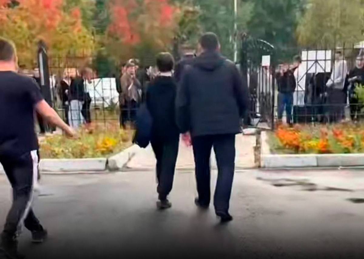 17 летний студент колледжа из Мегиона стал марионеткой украинских кураторов Он распространял ложные сведения о терактах в школах По данным силовиков он создал телеграм канал с угрозами по указке кураторов Возбуждено уголовное дело Его уже задержали Глава Лиги безопасного интернета Екатерина Мизулина ранее сообщившая об угрозах отметила что молодого человека задержали во время занятий в Мегионском политехе Оказалось что он состоял в запрещенных чатах По ее данным аналогичные задержания прошли и в других регионах России МегаТюмень