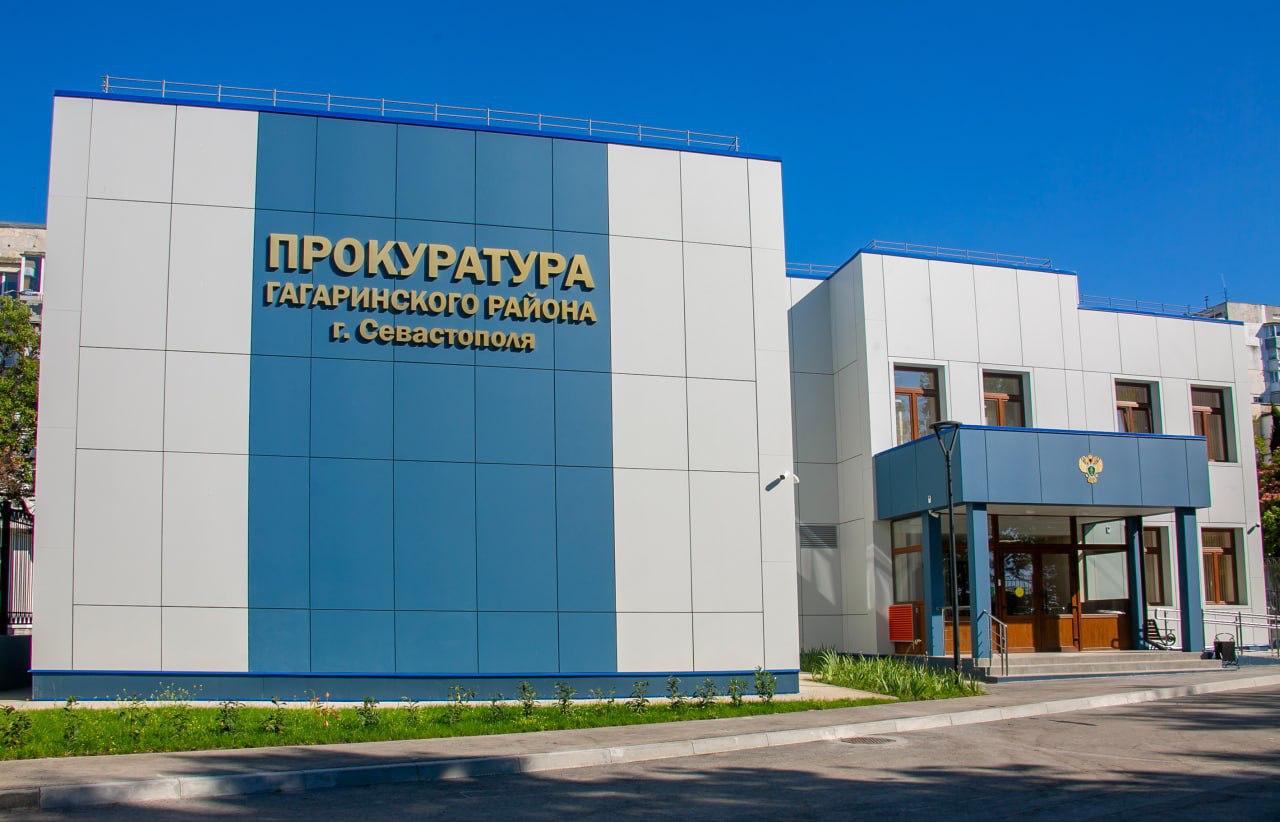 Строительная фирма в Севастополе несколько месяцев не выплачивала зарплату работникам Двое севастопольцев в 2024 2025 годах работали в организации на должностях инженера сметчика и сварщика С февраля прошлого года им перестали платить Общая сумма задолженности составила 430 тысяч рублей Об этом сообщили в прокуратуре города героя В то же время имеющиеся у строительной фирмы денежные средства направлялись руководителем на иные нужды связанные с хозяйственной деятельностью Уголовное дело направлено в суд для рассмотрения После вмешательства правоохранителей бывшие работники получили свои деньги Помимо этого фирма выплатила долги еще нескольким экс сотрудникам Общая сумма погашенной задолженности составила 1 5 миллиона рублей