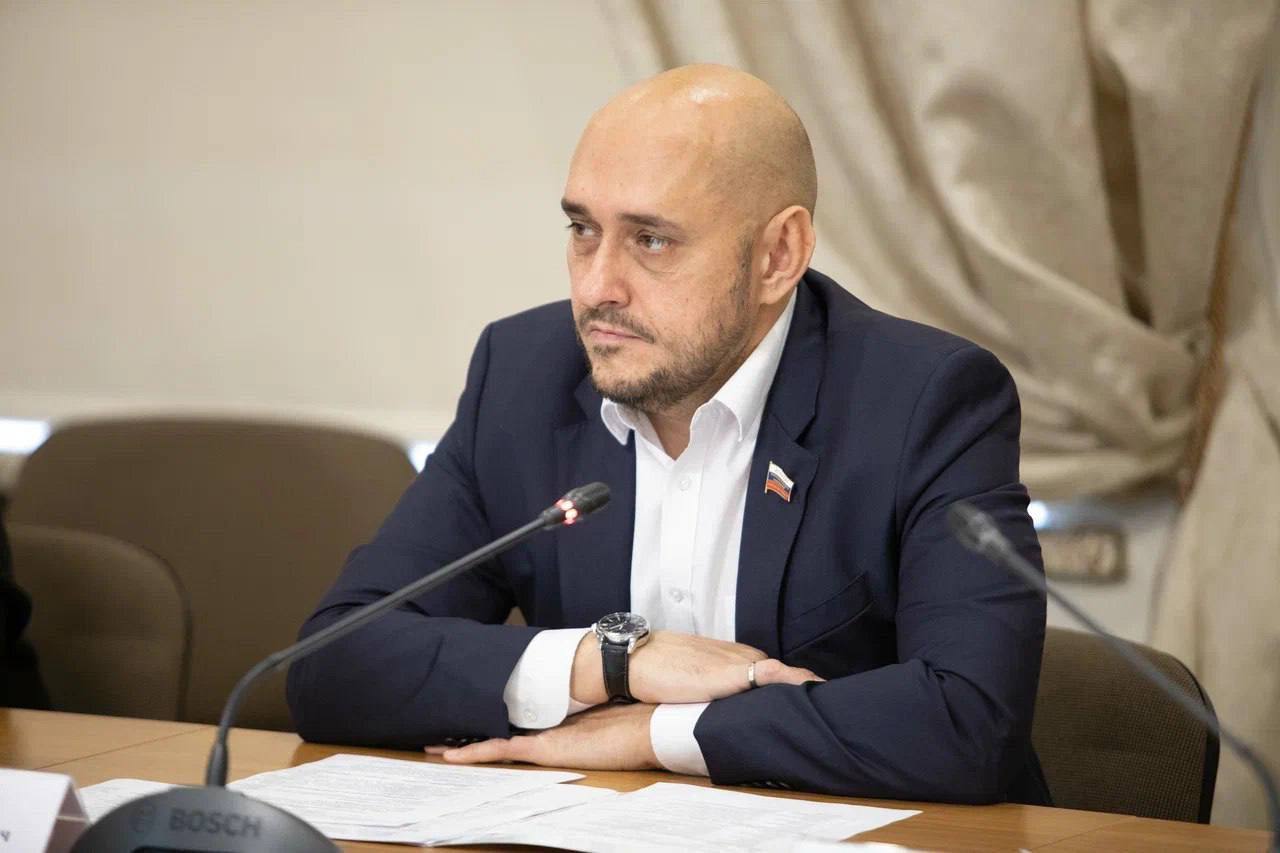 Итак депутатские полномочия сегодня сложил заместитель руководителя Законодательного собрания Вологодской области Юрий Сапожников Трудовая деятельность с 1998 по 2000 год ординатор кафедры хирургии ФПК Ярославской государственной медицинской академии с 2000 по 2009 год врач хирург заведующий хирургическим отделением заместитель главного врача по лечебной работе МУЗ Вологодская городская поликлиника 3 с 2009 по 2010 год начальник Управления здравоохранения Департамента гуманитарной политики с 2010 по 2012 год заместитель Главы города Вологды начальник Департамента гуманитарной политики Администрации города Вологды с 2016 после перевода муниципальной власти на двухуровневую систему стал главой Вологды продолжая выполнять функционал спикера Гордумы В июле 2025 года после сложением полномочий депутата Законодательного Собрания Андреем Луценко и председателя ЗСО Сергеем Жестянниковым получил вакантный мандат областного депутата от Единой России В ЗСО Юрий Сапожников также являлся заместителем руководителя фракции ЕР