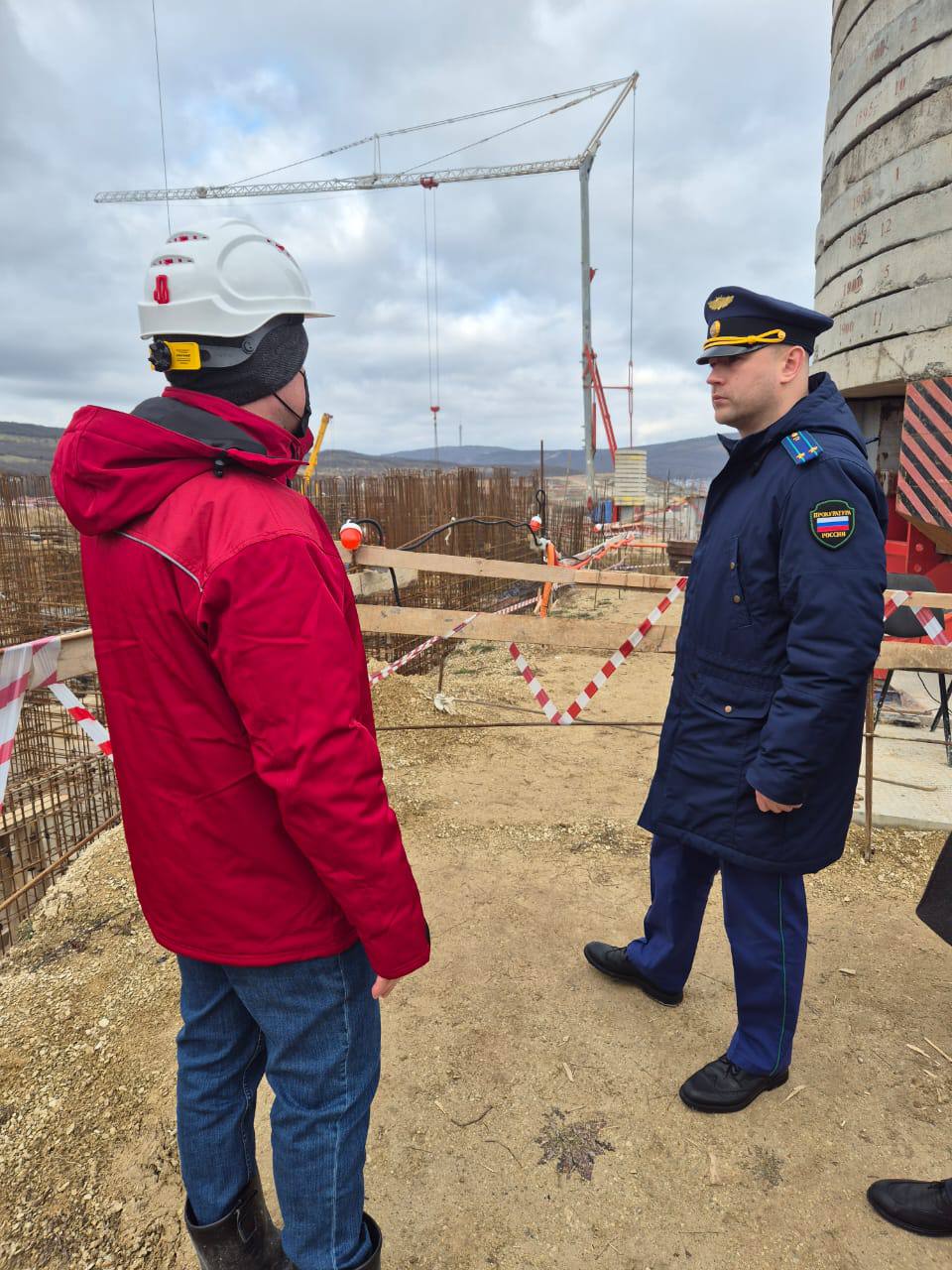 В Новороссийске, под контролем прокуратуры, уже в этом году должны завершить строительные работы на социальных объектах: две школы, поликлиника и Троицкий водопровод.  Заместителем прокурора города Александром Рыбалка осуществлен выезд и проинспектирован ход строительства общеобразовательной школы на 1500 мест по ул. Котанова, возводимой в рамках реализации национального проекта «Образование», а также поликлиники на 450 посещений в смену ГБУЗ «Амбулатория № 1 г. Новороссийска» МЗ КК в с. Глебовское, возводимой в рамках национального проекта «Здравоохранение». Кроме того, осуществлен выезд на место строительства общеобразовательной школы на 1500 мест по ул. Красина, с. Цемдолина и место осуществления работ по строительству «Троицкого водопровода».  Строительные работ на указанных объектах должны быть завершены в 2025 году.  В ходе выезда осмотрены территории, здания и строения.   Подрядные организации, задействованные в строительстве социальных объектов, сориентированы на своевременную их сдачу.  Строительство указанных объектов находится на контроле прокуратуры города - пресс служба прокуратуры Краснодарского края   поделиться новостью или проблемой, заказать рекламу, связаться с админом      Подпишись