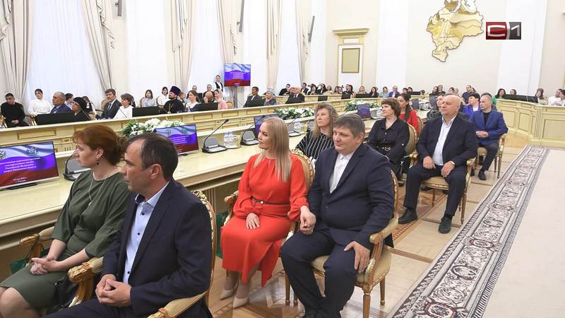 Почти 40 тысяч многодетных семей проживают в Тюменской области В Тюменской области количество многодетных семей за последние 5 лет увеличилось на 38%, их сейчас насчитывается почти 40 тысяч. Об этом заявил глава региона Александр Моор на церемонии вручения государственных наград многодетным родителям. Быть многодетными родителями — это всегда большой труд. Я уверен, что для каждого человека большое счастье видеть улыбки детей, радоваться их успехам и достижениям. Такие счастливые семьи — основа общества, опора для устойчивого, стабильного и успешного развития региона и всей страны, — поделился мнением губернатор Тюменской области. К слову, Александр Моор и сам является многодетным отцом. В его семье воспитывается четверо детей. Активный рост числа многодетных семей в Тюменской области связан, в том числе, с успешной реализацией национального проекта «Демография». А недавно началась активная работа по воплощению в жизнь нового нацпроекта «Семья». За последние 5 лет в регионе построено и реконструировано более 20 детских садов и почти 30 школ. Подписаться Прислать новость