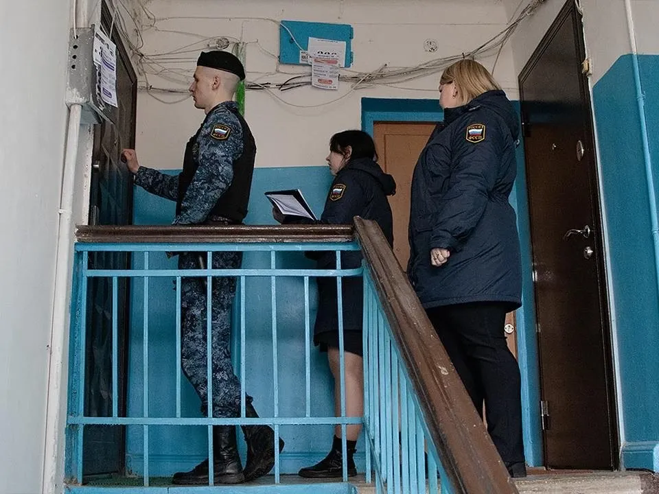 Детей на учете становится всё больше что происходит Статистика Минпросвещения удручает в 2025 году на учете стояли уже 453 6 тыс подростков это на 33 тысячи больше чем год назад При этом каждый десятый нарушает закон повторно даже находясь под присмотром Почему так происходит Эксперты указывают на смещение фокуса виноватыми чаще признают детей а родителей стали наказывать реже Кроме того агрессия и тревога в обществе неизбежно отражаются на поведении молодежи Наконец комиссии часто работают как надзиратели и в итоге постановка на учет превращается в клеймо а не в реальную помощь Когда в стране почти полмиллиона проблемных подростков это серьезный сигнал Если не начать реально помогать детям последствия для общества будут тяжелыми Как думаете это дети испортились или с системой учета что то не так