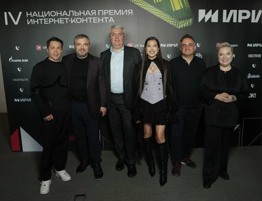 Проекты компаний «Газпром-Медиа Холдинга» — финалисты IV Национальной премии интернет-контента Институт развития интернета назвал финалистов IV Национальной премии интернет-контента. В их число вошли проект НТВ - шпионская драма «ГДР» Игровой сериал более 30 минут и документальный сериал «Нефть» Документальный проект онлайн-кинотеатра PREMIER. Победителей в 22 номинациях наградят 5 июня в Москве в киноконцертном комплексе «Мосфильм». «Газпром-Медиа Холдинг» — информационный партнер премии. Экспертный совет Премии ИРИ определил финалистов. Теперь дело за жюри — им предстоит проголосовать за лучших из лучших. Будем опираться на баланс между актуальностью и глубиной. И это будет непросто, учитывая, что к финишу пришли сильные работы, отражающие ключевые тренды индустрии. Но главное, что их объединяет — это то, что они все являются так называемым «теплым контентом», и говорят про доброе, справедливое и честное. Мы видим, что авторы научились упаковывать серьезные, важные и порой смелые вещи в удобные для них форматы и делать это так, чтобы нравилось зрителю, у которого сейчас просто колоссальный запрос на контент со смыслом. Больше всего заявок в этом году пришло от документальных проектов — из года в год эта номинация лидирует. Еще в лидерах — non-scripted проекты и видеоролики до 3-х минут. Что подтверждает — интернет-проекты могут быть классно сделаны и нести при этом правильные посылы, — председатель продюсерского совета ИРИ и жюри премии Тимур Вайнштейн. Награда учреждена Институтом развития Интернета для популяризации созидательного онлайн-контента и его авторов. Первая церемония награждения состоялась летом 2022 года. Финалистов определяет экспертный совет, а победителей — профессиональное жюри.