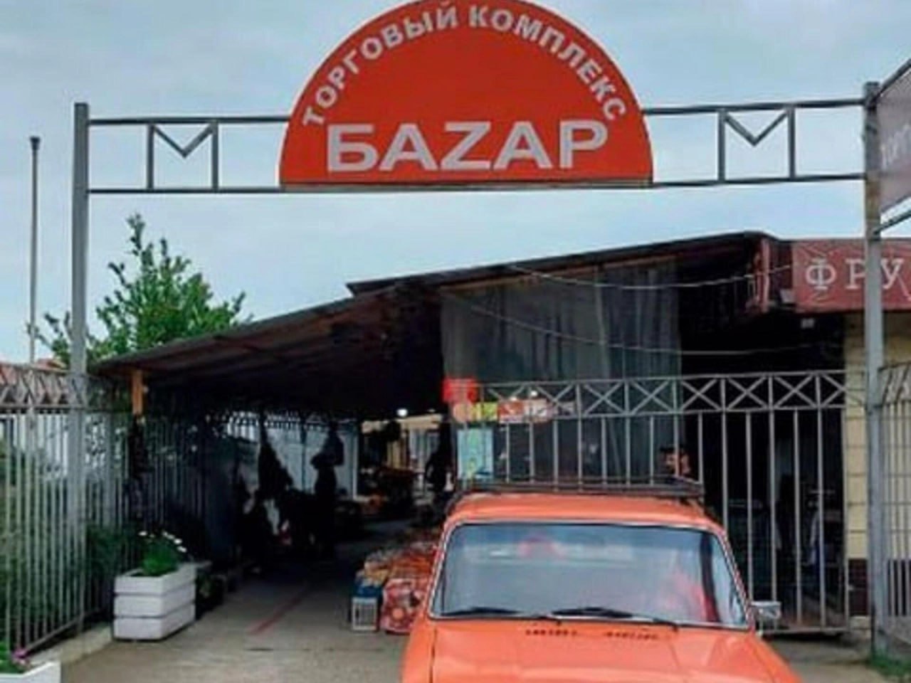 В Сочи массовое отравление паленой чачей, среди жертв могут быть две туристки из Челябинской области  Девушки скончались после возвращения домой с юга. Точную причину смерти должна показать экспертиза, сообщает источник  .    Контекст. В Сириусе с тяжелым отравлением госпитализировали  четверых туристов после того, как они выпили суррогатный алкоголь на местном Казачьем рынке. Туда нагрянула полиция, и задержала нескольких продавцов. Теперь разыскивают производителей чачи.  В региональном следственном управлении СК РФ не смогли прокомментировать ЧП, отметив, что расследованием занимается Центральный аппарат.