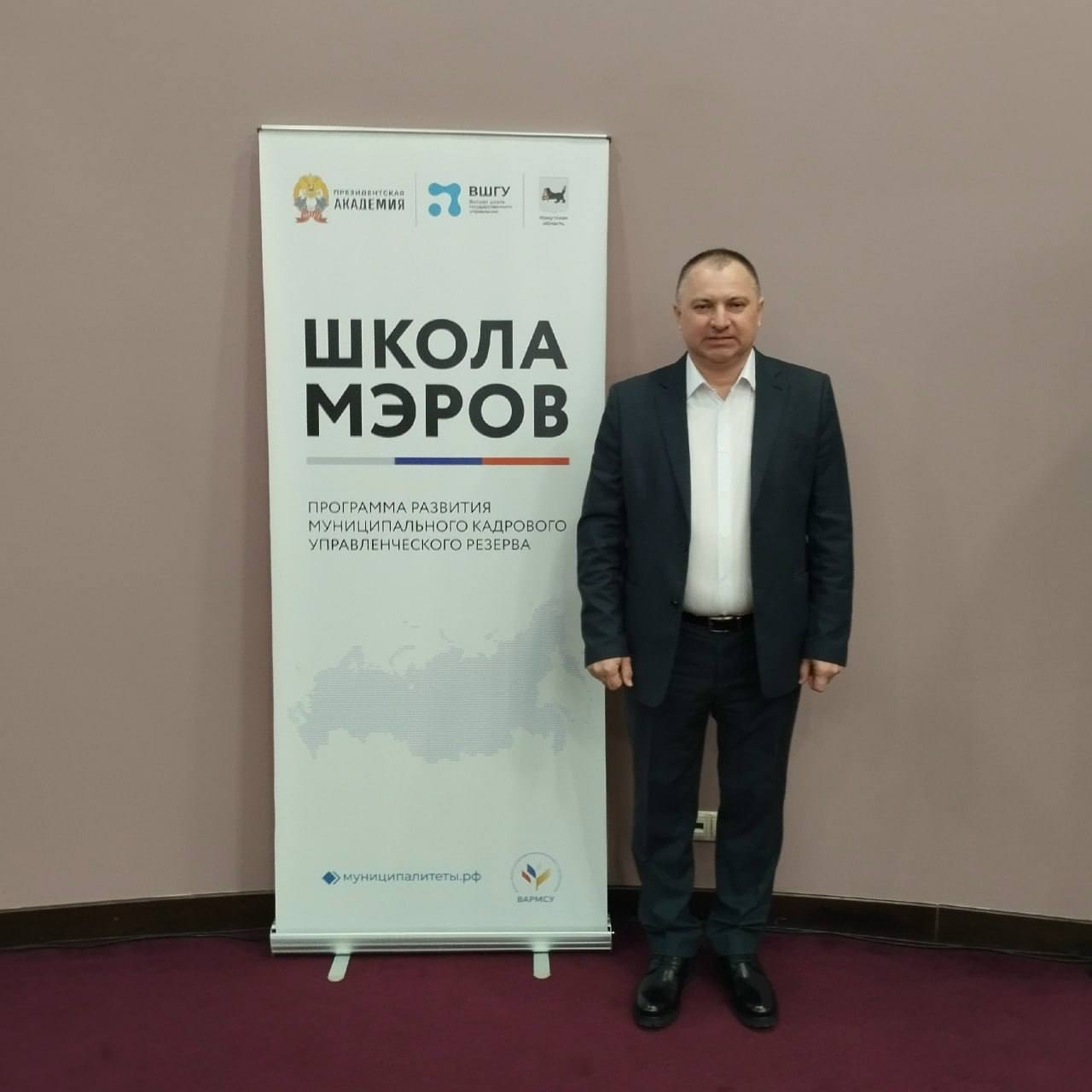 Назначили временно исполняющего обязанности главы Должанского района Ранее главу Должанского района Бориса Макашова отстранили от должности на время следствия за мошенничество в особо крупном размере ч 4 ст 159 УК РФ Сегодня губернатор области Клычков А Е представил нового руководителя на заседании с главами муниципальных образований Им стал Виктор Фирсов зам главы администрации района