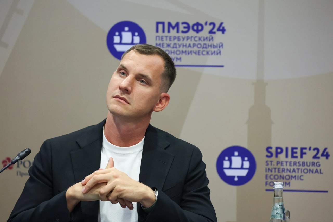Николай Ивенев выходит из состава акционеров IVA Technologies Сооснователь IVA Technologies Николай Ивенев продаёт свою долю в компании. По словам пресс-службы, причиной ухода стало его желание сосредоточиться на новых проектах и инвестициях в «социально значимые технологии». Впрочем, тут есть несостыковка — первые новости о уходе Ивенева из IVA появились в конце мая и тогда отдельно проговаривалось, что доля останется за сооснователем. Почему вдруг его доля стала ему мешать — вопрос интересный. После продажи доли Ивенева, которая, по уточнённым данным, составляла 21,66%, распределение акций IVA Technologies выглядит следующим образом: Андрей Зокин — 37,4%; Станислав Иодковский — 21,54%; Евгений Терентьев — 18,65%; Свободное обращение — 11%; Миноритарии — 11,41% ™ СофтТех