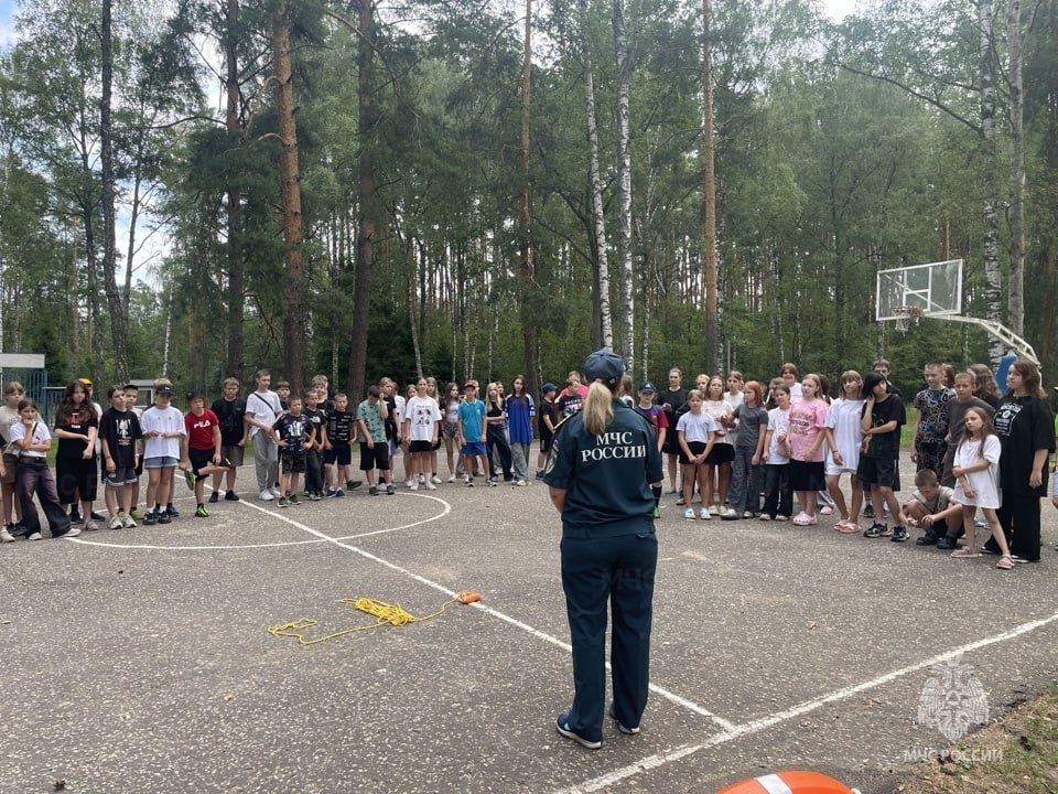 Сотрудники МЧС обучили 350 ребят в детском лагере под Владимиром Летняя профилактическая кампания МЧС «Безопасные каникулы» добралась до загородного лагеря в Собинском районе. Здесь отдыхают 350 мальчишек и девчонок, и каждому из них спасатели решили напомнить простые, но жизненно важные правила поведения у воды. Как сообщает пресс-служба ведомства, занятие для школьников провела ведущий специалист отдела безопасности людей на водных объектах регионального управления МЧС Вера Щербинина. Она рассказала, почему купаться стоит только на оборудованных пляжах, чем опасны прыжки в неизвестную глубину и как долго можно находиться в воде детям разного возраста. Теорию сразу закрепили практикой. Инспекторы показали спасательные жилеты, круги и конец Александрова, объяснили, как правильно подать утопающему верёвку и что делать, если рядом работает моторная лодка. Ребята примерили снаряжение и под руководством инструктора разыграли несколько ситуаций по спасению условного пострадавшего. Подписаться