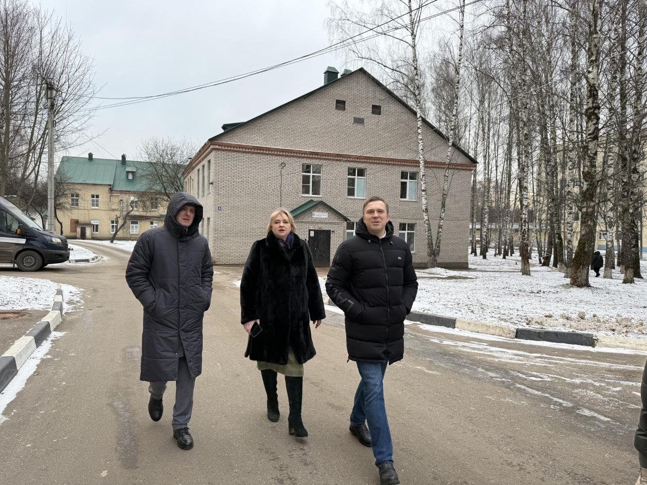 Замминистра здравоохранения Московской области побывал в Дедовской больнице  Максим Максимов пообщался с сотрудниками, оценил ремонты, замминистру все понравилось.  Говорит: «Появились определённые идеи, как насытить профилями эту часть больницы и сделать её опорной для местного населения. Планомерно двигаемся к тому, чтобы дедовское здравоохранение было, как минимум, конкурентоспособным!»  Мы только «за»!  Истра Буря Безумие