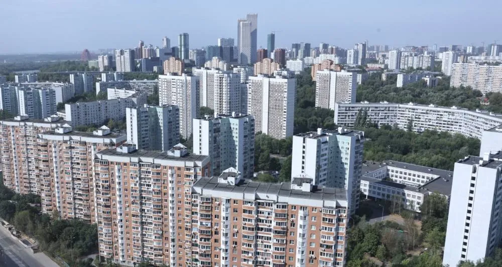 В Москве резко выросла доля квартир выставленных на продажу с долгами На вторичном рынке столицы уже 20 объектов имеют обременения что на 5 больше прошлогодних показателей Рост обеспечили залоговые квартиры которые владельцы вынуждены продавать из за непосильных выплат по кредитам Несмотря на юридические сложности спрос на такое жилье сохраняется благодаря дисконту Как пояснил эксперт Денис Васильев финансовая выгода здесь очевидна Залоговую квартиру можно купить на 10 ниже рынка без опасений мошенничества kvadratnymaster   max ru kvadratnymaster Фото Яндекс