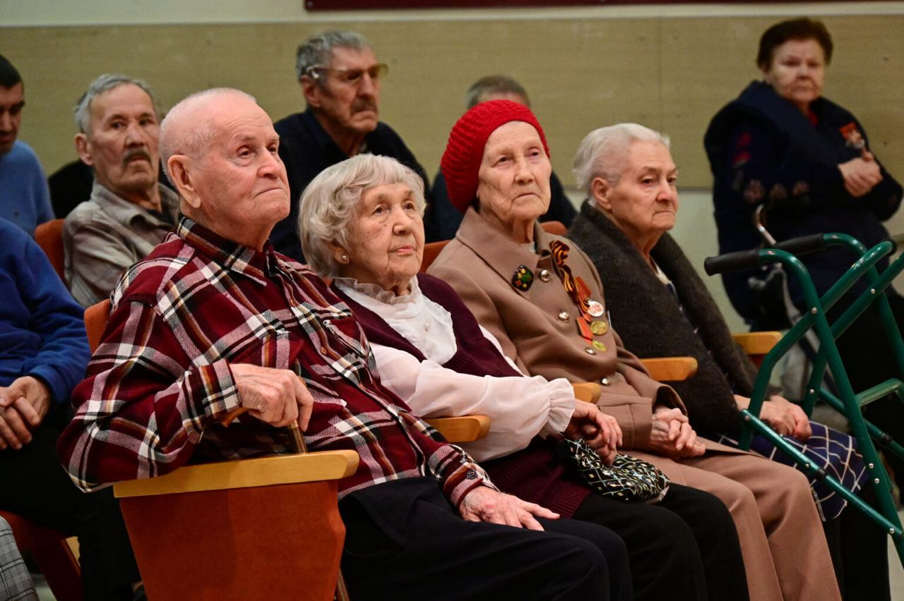 Участники Великой Отечественной войны, труженики тыла, блокадники и бывшие узники гетто теперь смогут бесплатно пользоваться общественным транспортом: автобусами, трамваями, троллейбусами и метро Екатеринбурга  Льгота будет действовать при предъявлении удостоверения, подтверждающего особый статус. Акция проводится бессрочно.    Павел Ворожцов, «Областная газета»   Подписаться на «ОГ» Прислать новость Поддержать канал